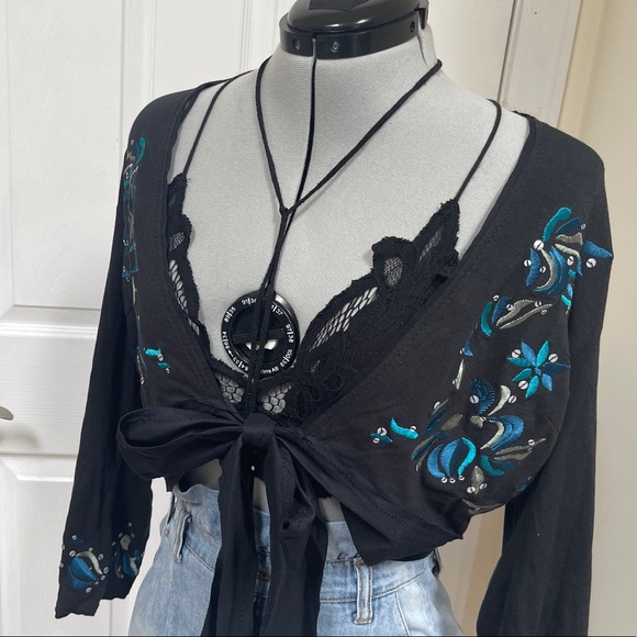 ⭐️New York and Company embroidered tie bottom shrug - Picture 2 of 14